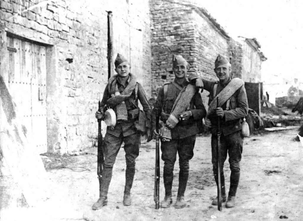 Aage, Harald og Kai i fuld uniform i efteråret 1936; bemærk det karakteristiske Manta-tæppe. (Foto Nielsen) 2